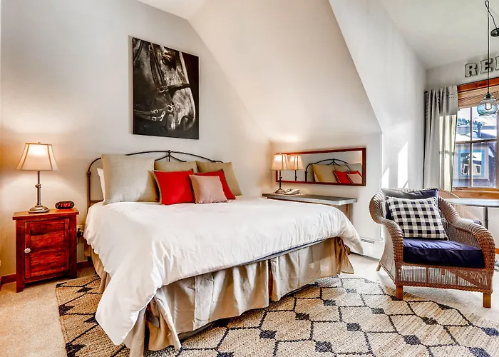 Luxurious, Walk-To-Lift Condo With 2 Balconies, Scenic Views, Pool & Hot Tubs