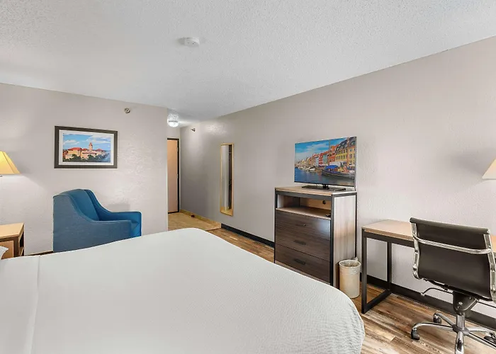 Baymont By Wyndham Lawrence Hotel