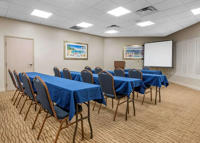 Comfort Suites Maingate East