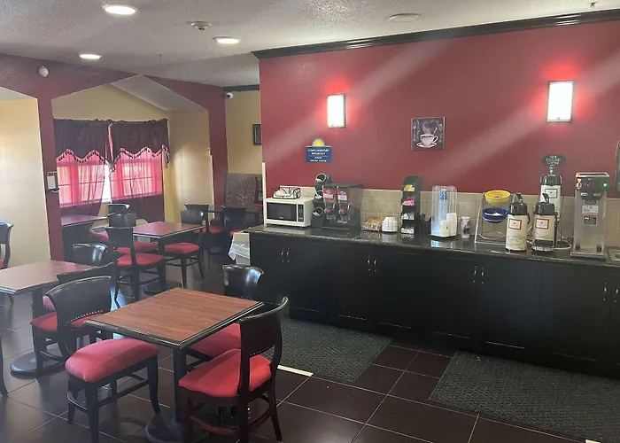 Days Inn & Suites By Wyndham Hutchinson