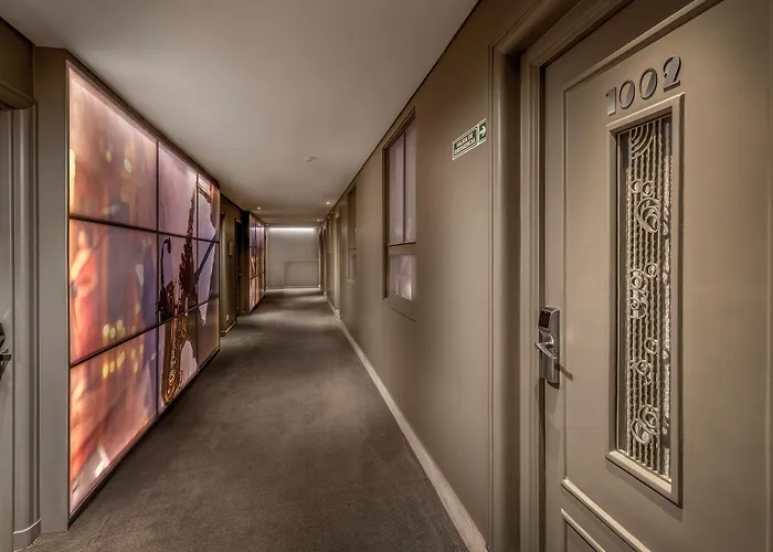 Broadway Hotel & Suites