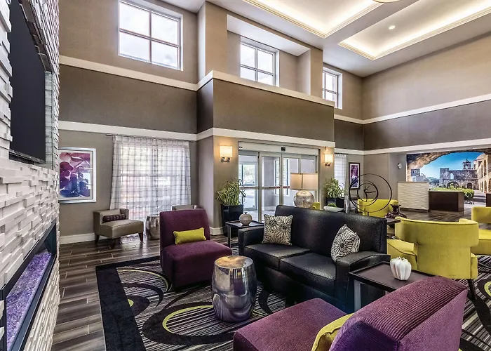La Quinta Inn & Suites By Wyndham San Antonio Downtown