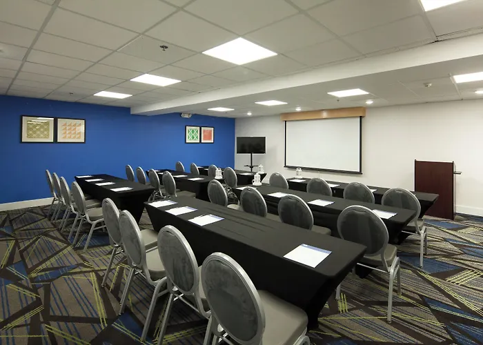 Holiday Inn Express Hotel & Suites Nashville Brentwood 65S