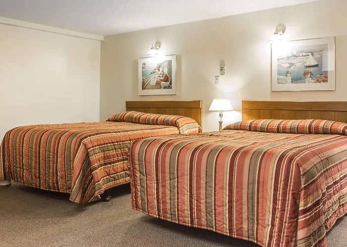 Econo Lodge Inn & Suites