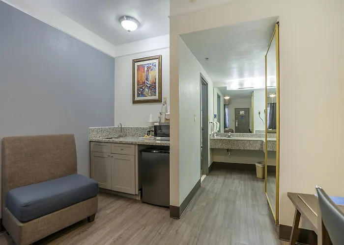 Days Inn & Suites By Wyndham Webster Nasa-Clearlake-Houston