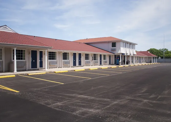 Econo Lodge Inn & Suites Sandusky South