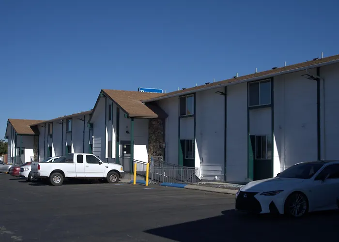Nampa Inn & Suites