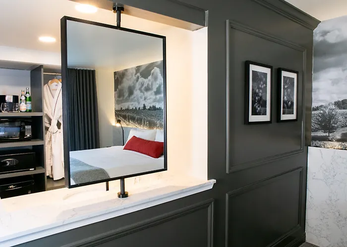 Vinland Hotel And Lounge