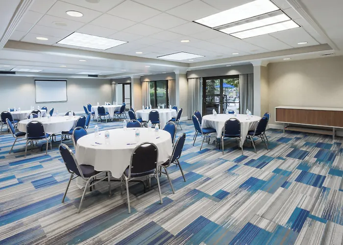 Holiday Inn Express & Suites Wilmington-University Center By Ihg
