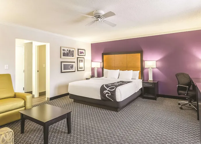 La Quinta Inn & Suites By Wyndham Cleveland - Airport North