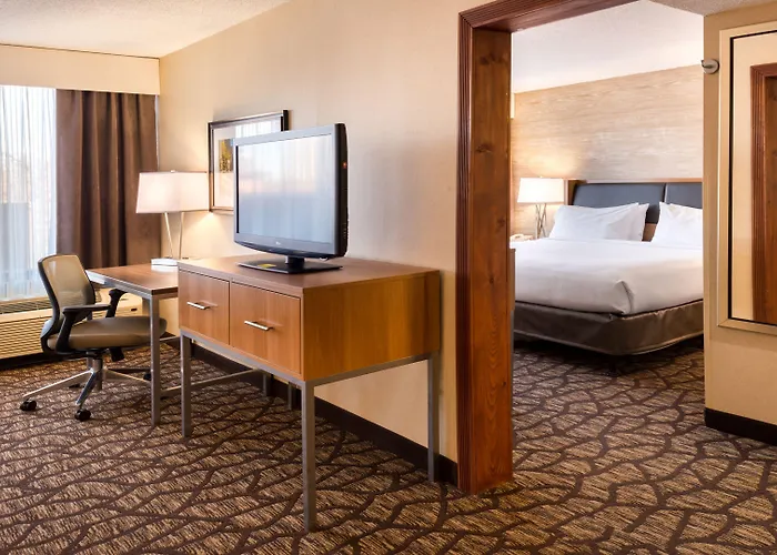 Holiday Inn & Suites Warren By Ihg