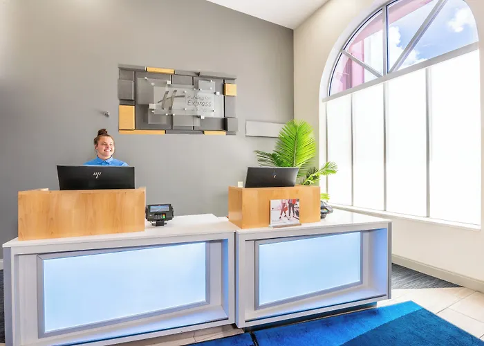 Holiday Inn Express Hotel & Suites Bradenton West By Ihg