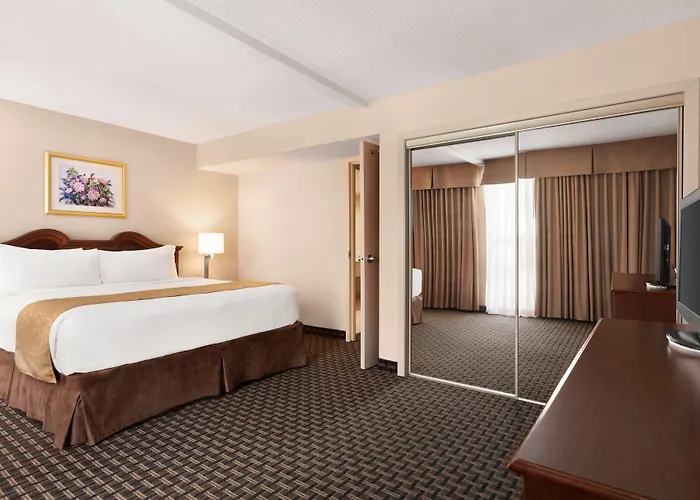 Ramada By Wyndham Belleville Harbourview Conference Center