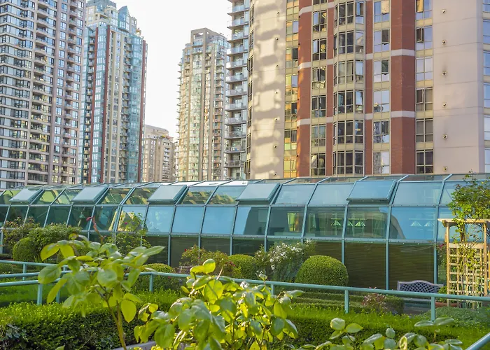 Rosedale On Robson Suite Hotel