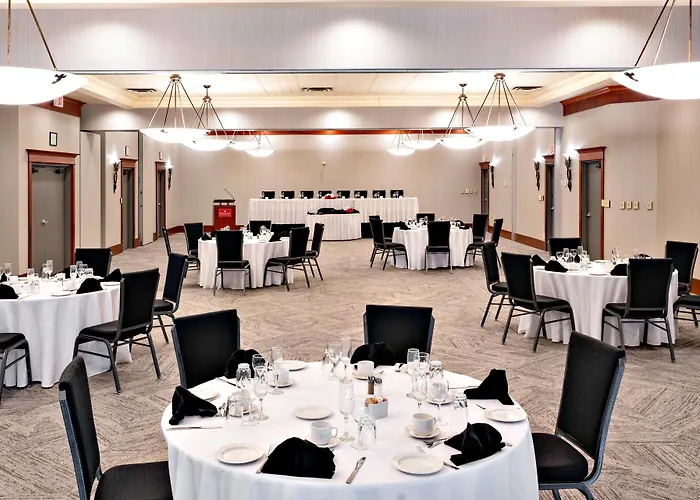 Ramada By Wyndham Kelowna Hotel & Conference Center- Pool, Hot Tub, And Restaurant