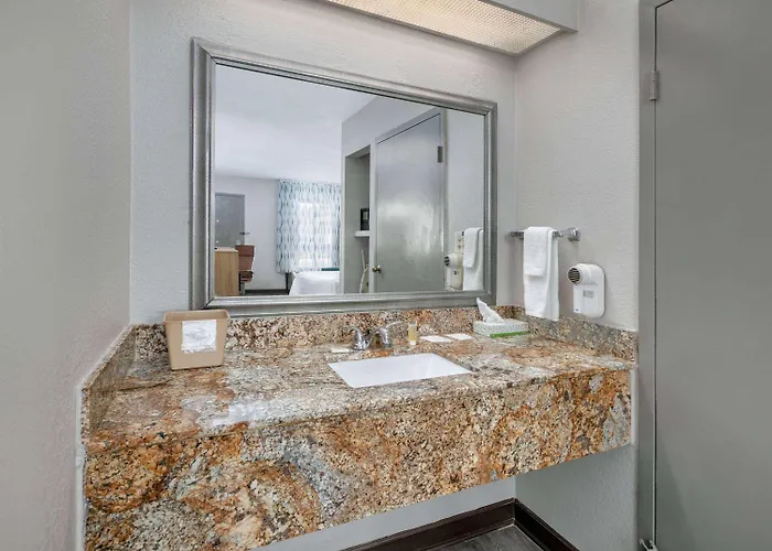 Days Inn By Wyndham Greenville Ms