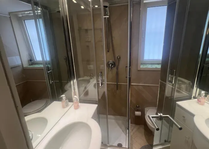 Suite Apartment In Mc Center, 5Min Walk To Casino & The Port And 1Min From Underground Train Station