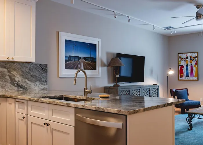 Mesa House, Uno-Perfect Location