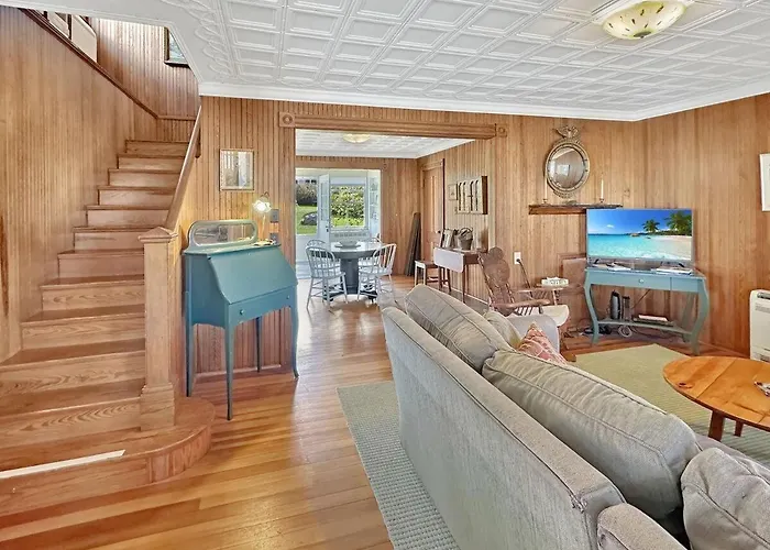 Cozy Cottage By The Sea