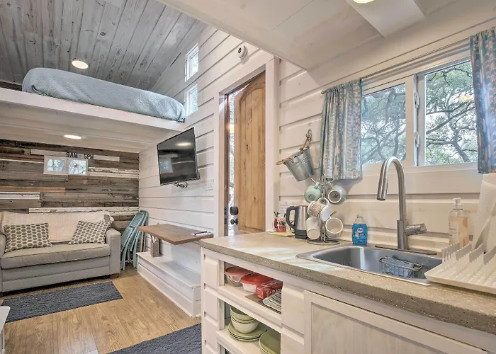 Unique Stay: 'Tiny Everest' San Antonio Home!