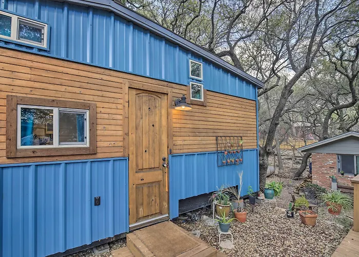 Unique Stay: 'Tiny Everest' San Antonio Home!