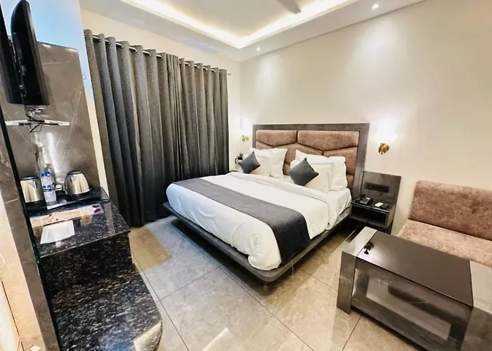 Hotel The Vaishvik Banganga Road