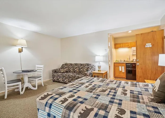107 Cedarbrook Queen Studio