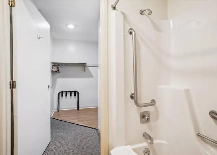 105 Cedarbrook Hotel Room