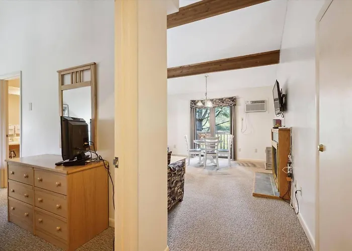 202 Cedarbrook One Bedroom Queen Suite