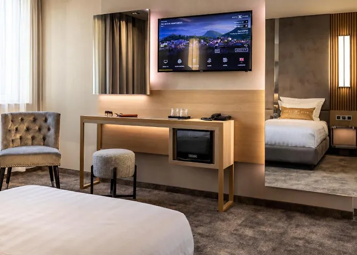 Este Park Hotel: Urban Chic Luxury with Parking Near Shopping Mall