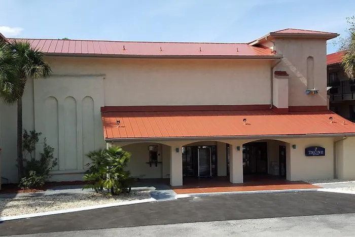 Tricove Inn & Suites