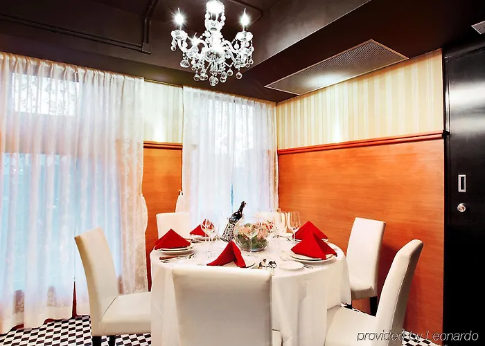 Bridal Tea House Hotel- Hung H
