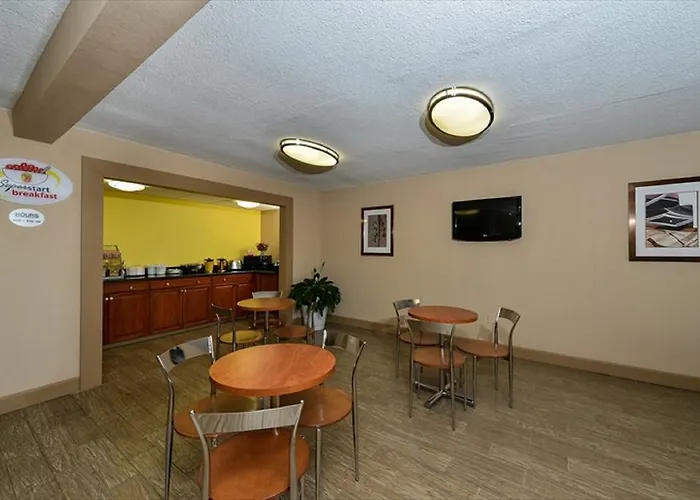 Super 8 By Wyndham Clarksville Northeast
