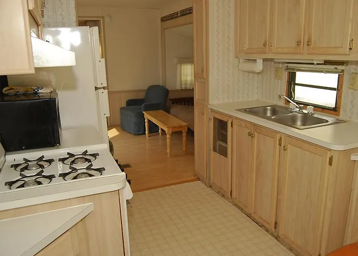 Crescent Bar Camping Resort Cottage 4