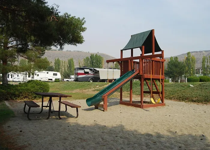 Crescent Bar Camping Resort Cottage 4