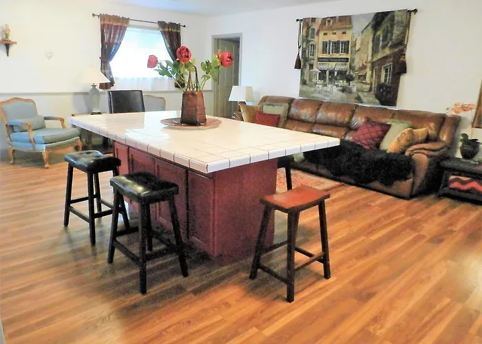 New Charming 2 Bedrooms Unit Close To Everything
