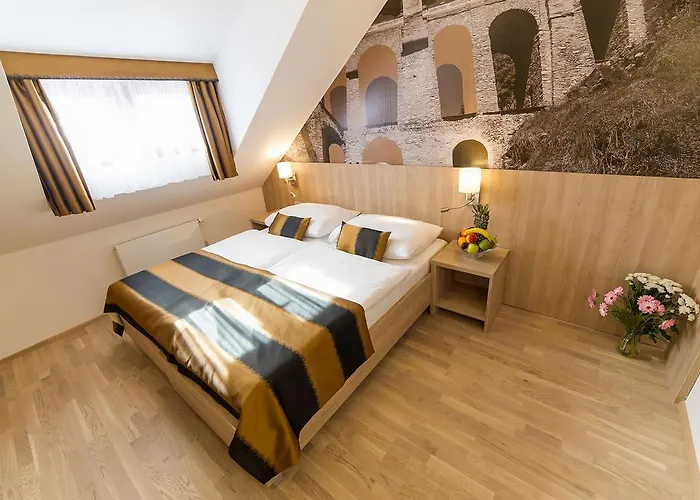 Garni Hotel Castle Bridge