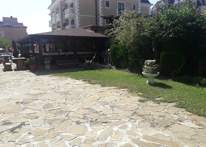 Hotel Black Sea - Breakfast, Pool & Free Parking