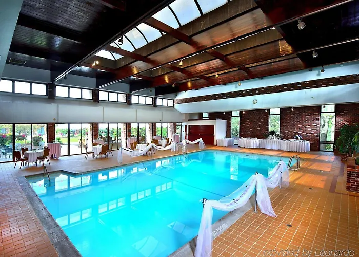 Nichols Village Hotel And Spa