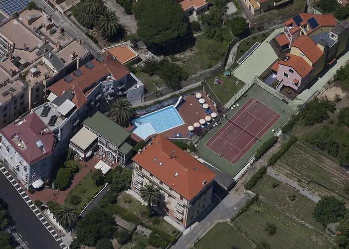 Hotel Riviera 3 Stelle Con Piscina Estiva Gratuita E Garage A Pagamento
