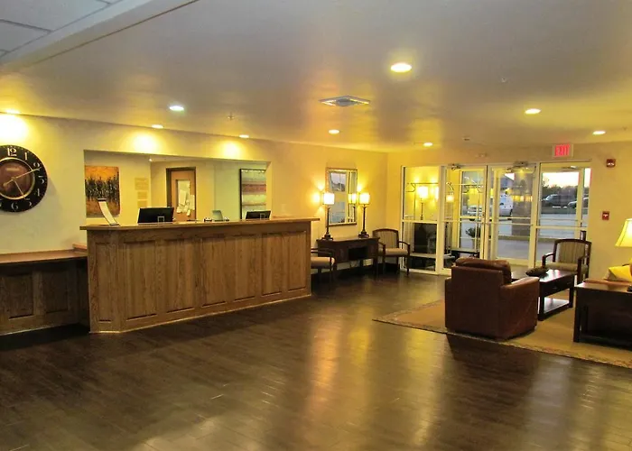 Oak Hill Inn & Suites