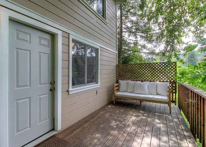 Downtown Cottage In The Woods