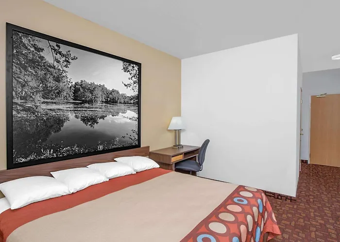 Super 8 By Wyndham Three Rivers