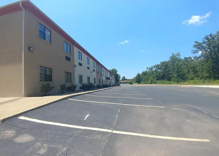 Hiway Inn Express & Suites