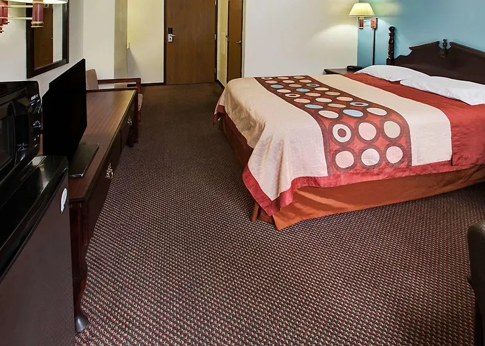 Super 8 By Wyndham Heath/Newark