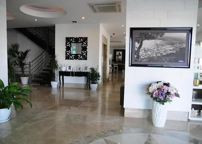 Alesta Yacht Hotel