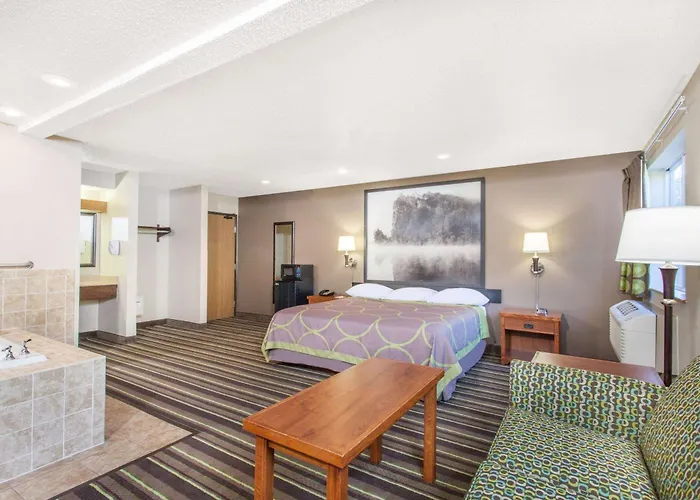 Super 8 By Wyndham Richlands/Claypool Hill Area