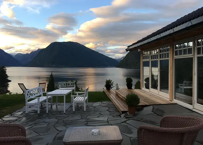 Dragsvik Fjordhotel (Adults Only)