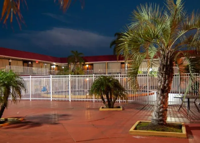 Express Inn & Suites - 5 Miles From St Petersburg Clearwater Airport