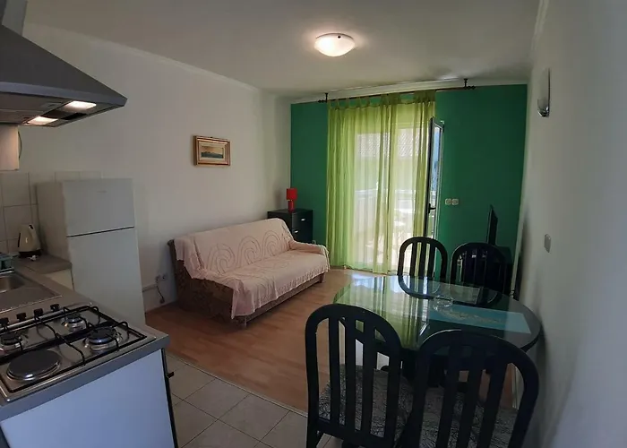 Apartments And Rooms Dobrila